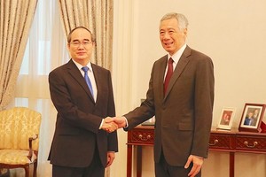 Singaporean Prime Minister Lee Hsien Loong shakes hands with Mr. Nguyen Thien Nhan, Secretary of Ho Chi Minh City Party Committee on August 16th, 2019. (Photo: SGGP/ Kieu Phong)