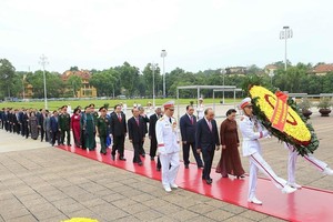 The delegation of national leaders at President Ho Chi Minh's mausoleum in Hanoi (Photo: VNA)