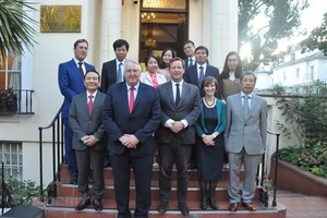he Vietnamese delegation and UK officials (Photo: VNA)