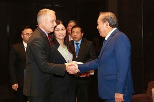 Deputy Prime Minister Truong Hoa Binh (R) greets delegates to the ministerial meeting on drug crime combat in Hanoi on September 10 (Photo: VNA)