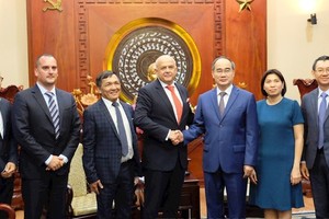 Secretary of the Ho Chi Minh City Party Committee Nguyen Thien Nhan receives Mr. Stefan Czucz, General Director of CZ Slovakia Company