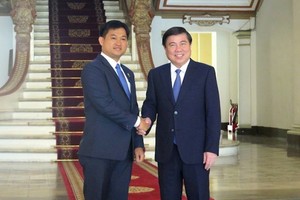 Chairman of the People’s Committee of Ho Chi Minh City Nguyen Thanh Phong (R) and new Cambodian Consul General to Ho Chi Minh City Sok Dareth (Photo:hcmcpv)