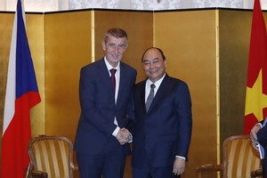 Prime Minister Nguyen Xuan Phuc (R) and Prime Minister of the Czech Republic Andrej Babis (Photo: VNA)