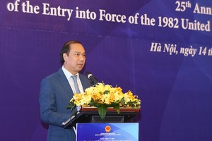 Deputy Foreign Minister Nguyen Quoc Dung addresses the ceremony in Hanoi on November 14 (Photo: VNA)