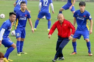 Park Hang-seo and his players in training. Vietnam will play Brunei in the first match of Group B at the 30th SEA Games. (Photo thoidai.com.vn)