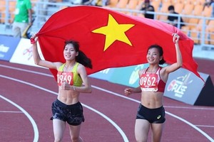Runners Nguyen Thi Oanh and Pham Thi Hue finish first and second in the women’s 5,000m race. (Photo: VNA)
