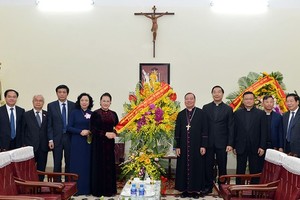National Assembly Chairwoman Nguyen Thi Kim Ngan (fifth, left) on December 20 visits the Hanoi Archdiocese. 