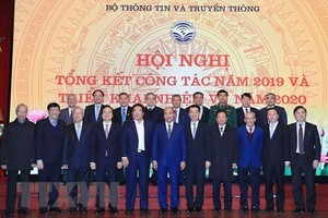 Prime Minister Nguyen Xuan Phuc (front row, sixth from left) at the event (Photo: VNA) 
