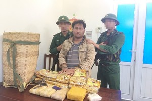 Policemen arrested Laotian cross-border drug trafficker Xang Thong Buoi La Van.