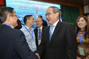 Secretary of the Ho Chi Minh City Party Committee Nguyen Thien Nhan talks with overseas Vietnamese (Photo: VIET DUNG)