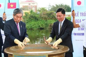 Leaders participate in tree-planting ceremony of Oga lotus flowers