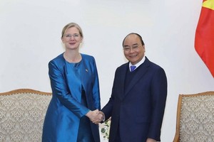 Prime Minister Nguyen Xuan Phuc (R) and Swedish Ambassador to Vietnam Ann Mawe (photo:VNA)