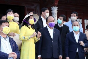 Prime Minister Nguyen Xuan Phuc (front, second from right) checks the fight against coronavirus in Thua Thien-Hue province on February 7 (Photo: VNA)