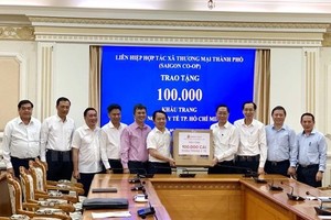 Standing Vice Chairman of the Municipal People’s Committee Le Thanh Liem joined in the ceremony of offering medical facemasks for health sector. (Photo:hcmcpv.org.vn)