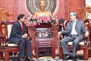 Secretary of the Ho Chi Minh City Party Committee Nguyen Thien Nhan and Mr. Sampath Prasanna Walpita Gamage, Ambassador Extraordinary and Plenipotentiary of Sri Lanka to Vietnam (Photo: Viet Dung)