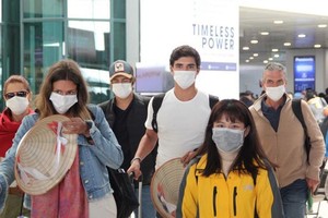  Passengers must wear facemasks at airports (Photo: VTC News)