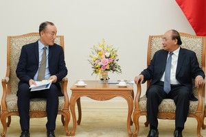 Prime Minister Nguyen Xuan Phuc (R) and WHO Representative in Vietnam Kidong Park (Photo: VGP) 