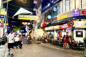 Foreign tourists flocking to Bui Vien Walking Street decrease sharply (Illustrative photo: SGGP/ Minh Kiet)