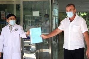  Director of Quang Nam Central General Hospital Dinh Dạo presented the recovery certificate to Vietnam’s 54th COVID-19 patient on Sunday. (Photo: VNA)