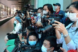 Reporters work at a hospital in Da Nang city (Photo: VNA)
