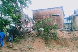 Whirlwind blows away at least 17 rooftops in Thua Thien- Hue 