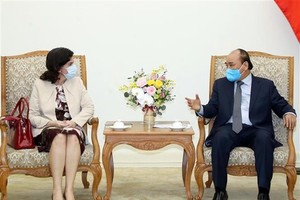Prime Minister Nguyen Xuan Phuc (R) receives Cuban Ambassador to Vietnam Lianys Torres Rivera (Photo: VNA)