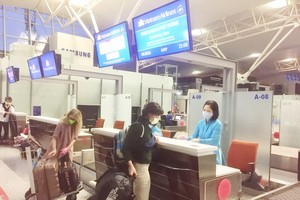 Italian passengers are at the check- in counter before departing from Hanoi to Milan. (Photo: VNA)