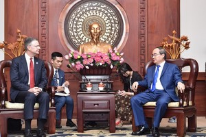 Secretary of Ho Chi Minh City Party Committee Nguyen Thien Nhan (R) receives U.S. Ambassador to Vietnam Daniel J Kritenbrink (Photo:Viet Dung)