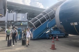 Domesitc passengers leave a Vietnam Airlines aircraft at Noi Bai International Airport in Hanoi. Vietnam Airlines has completely restored domestic flights and been expanding its domestic network (Source: VNA)