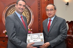 Consul General of Canada in Ho Chi Minh City Mr. Kyle Nunas (L) and Secretary of the Ho Chi Minh City Party Committee Nguyen Thien Nhan (Photo: Viet Dung)