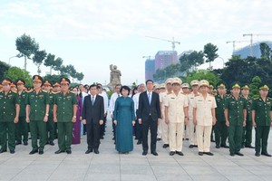The city leaders at the City's Martyrs Cemetery (Photo: Viet Dung)