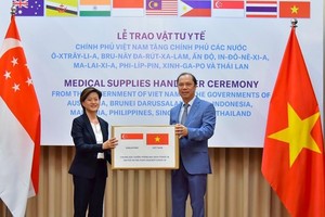 Singaporean Ambassador Catherine Wong Siow Ping (left) receives a donation of Reverse Transcription Polymerase Chain Reaction test kits from Vietnamese Deputy Foreign Minister Nguyen Quoc Dung in May (Photo courtesy of the Singaporean Embassy)