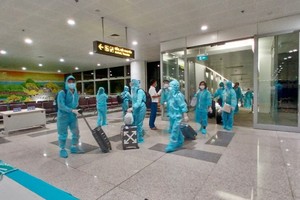 All passengers and cabin crew members had their health checked after arriving at the Noi Bai International Airport. (photo: VNA)