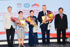 Delegates receives medal for peace, friendship between people. (Photo:hcmcpv)