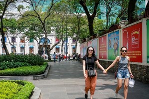People walk in Le Duan Street, Ho Chi Minh City. (Photo: VnExpress)