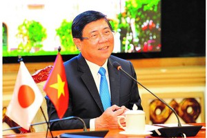 Chairman of the Ho Chi Minh City People's Committee Nguyen Thanh Phong speaks at an online meeting with Mayor of South Korea's Daegu City Kwon Young Jin (Photo: Viet Dung)