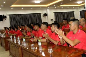 Leaders of VFF pose a photo with members of C-AFC 2020 certificate training course at the opening ceremony 