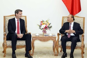 The meeting between Prime Minister Nguyen Xuan Phuc (R) and ADB Country Director Andrew Jeffries on September 17 (Photo: VNA)