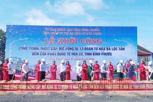 A groundbreaking ceremony for upgrade and expansion project of the National Highway No.13 (photo:VNA)