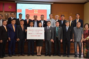 The Vietnamese Embassy in Thailand receives the aid from Vietnamese people in the country on November 1 (Photo: VNA)