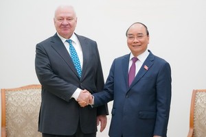 Prime Minister Nguyen Xuan Phuc (R) meets with Russia Ambassador to Vietnam Konstantin Vnukov in Hanoi on November 11. (Photo: VGP/Quang Hieu)