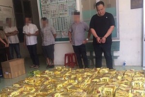 Drug trafickers are arrested by HCM City police force. (Photo: VNA)