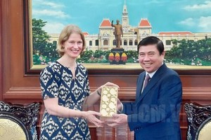 Chairman of Ho Chi Minh City People's Committee Nguyen Thanh Phong offered souvenir to outgoing Ambassador of New Zealand to Vietnam Wendy Matthews (Source: HCMC Party Committee's portal)