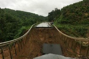 NH 26 landslides block traffic through Khanh Hoa, Dak Lak provinces