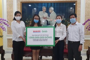 SGGP Newspaper, Grab Vietnam offer US$43 trln to flood-hit residents 