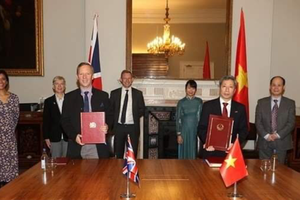 Vietnamese Ambassador to the UK Tran Ngoc An (R) and UK Ambassador Gareth Edward Ward sign the Vietnam-UK Free Trade Agreement (Photo: VNA)