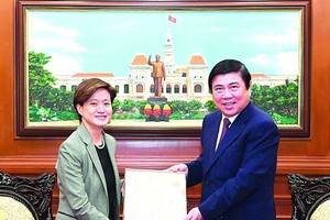 Ambassador Extraordinary and Plenipotentiary of Singapore to Vietnam Catherine Wong and Chairman of the Ho Chi Minh City People’s Committee Nguyen Thanh Phong (Photo: SGGP/ Viet Dung)