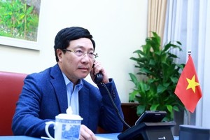 Deputy Prime Minister and Foreign Minister Pham Binh Minh talks on the phone with US Secretary of State Mike Pompeo (Photo: VNA)