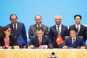 PM Nguyen Xuan Phuc witnessed the signing of the EU-Vietnam Free Trade Agreement. (Photo: VNA)