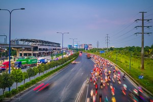 The Metro Line No.1 along with Hanoi Highway